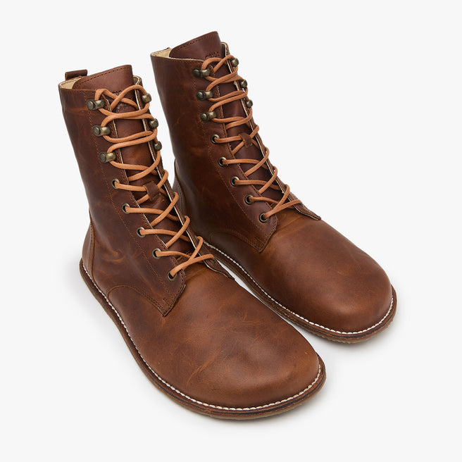 The Adventurer Boot para Hombre, Vintage Brown - el par en tres cuartos