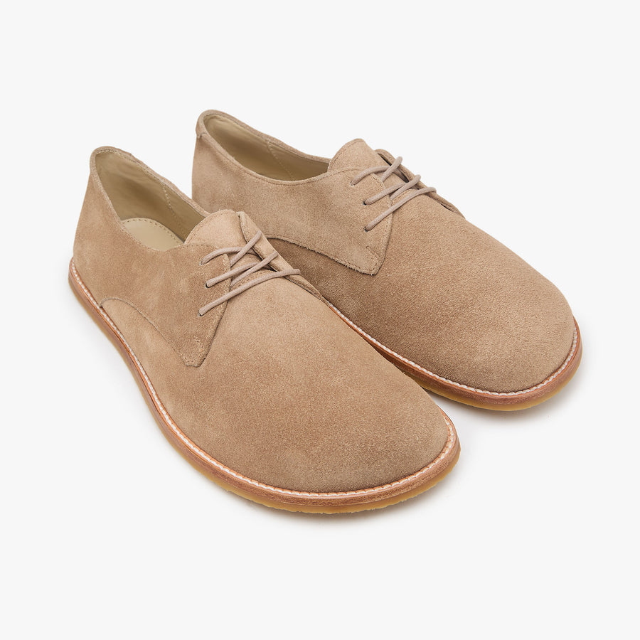 The Derby para Hombre, Beige Suede - el par en tres cuartos